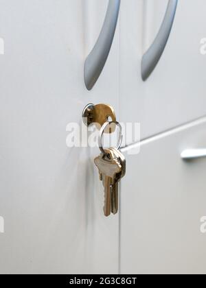 Nahaufnahme konzentriert auf Schlüssel in einem Büroschaltschloss Stockfoto