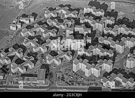 1975 aus der Luft gesehen, beherbergte das Hochhaus-Wohnprojekt Columbia Point in Boston einkommensschwache Bewohner im Stadtteil Dorchester der Stadt. Stockfoto