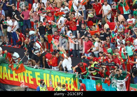 BUDAPEST, UNGARN - 15. JUNI: Portugiesische Fans feiern einen Sieg nach dem Eröffnungsspiel, als Portugal Ungarn (3:0) beim UEFA Euro 2020 Championship Group F Spiel zwischen Ungarn und Portugal am 15. Juni 2021 in Budapest, Ungarn, besiegt. (Foto nach MB-Medien) Stockfoto