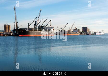 Handelshafen in Belfast mit Schiffen und Hafenkranen Stockfoto