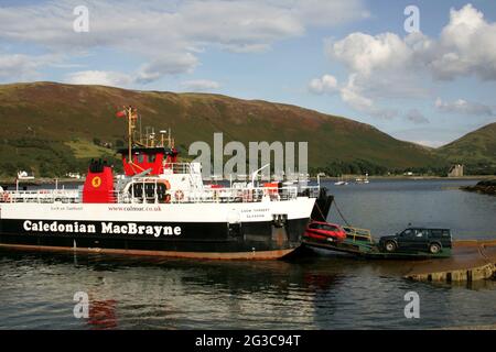 Caledonian MacBrayne, in der Regel kurz CalMac, ist der größte Betreiber von Passagier- und Fahrzeugfähren sowie Fährverbindungen zwischen dem schottischen Festland und 22 der wichtigsten Inseln an der Westküste Schottlands. Kraftfahrzeuge, die auf den MV Loch Tarbet in Lochranza auf der Isle of Arran, North Ayrshire, Schottland, Großbritannien, fahren Stockfoto