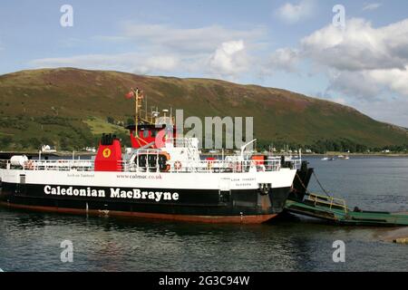 Caledonian MacBrayne, in der Regel kurz CalMac, ist der größte Betreiber von Passagier- und Fahrzeugfähren sowie Fährverbindungen zwischen dem schottischen Festland und 22 der wichtigsten Inseln an der Westküste Schottlands. Kraftfahrzeuge, die auf den MV Loch Tarbet in Lochranza auf der Isle of Arran, North Ayrshire, Schottland, Großbritannien, fahren Stockfoto