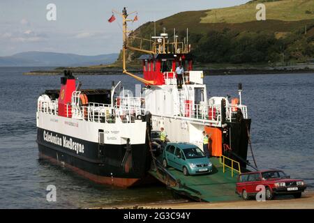 Caledonian MacBrayne, in der Regel kurz CalMac, ist der größte Betreiber von Passagier- und Fahrzeugfähren sowie Fährverbindungen zwischen dem schottischen Festland und 22 der wichtigsten Inseln an der Westküste Schottlands. Kraftfahrzeuge, die auf den MV Loch Tarbet in Lochranza auf der Isle of Arran, North Ayrshire, Schottland, Großbritannien, fahren Stockfoto