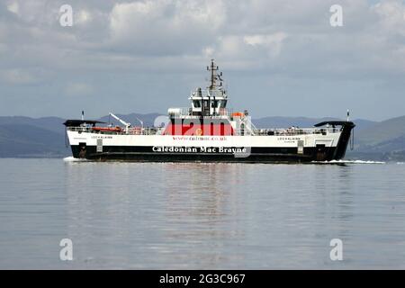 Caledonian MacBrayne, in der Regel kurz CalMac, ist der größte Betreiber von Passagier- und Fahrzeugfähren sowie Fährverbindungen zwischen dem schottischen Festland und 22 der wichtigsten Inseln an der Westküste Schottlands. MV Loch Alainn, Kreuzung zwischen Isle of Cumbrae und Largs, North Ayrshire, Schottland Stockfoto