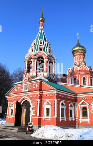 Im Winter ist es die orthodoxe Znamenskaya-Kirche in Krasnogorsk Stockfoto