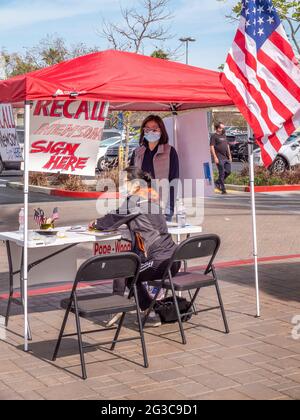 Weibliche Freiwillige sammeln auf dem Bürgersteig des einkaufszentrums Aliso Viejo, CA, Unterschriften für den Rückruf von California Governor Newsom Stockfoto