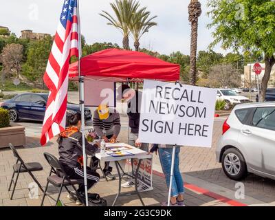 Weibliche Freiwillige sammeln auf dem Bürgersteig des einkaufszentrums Aliso Viejo, CA, Unterschriften für den Rückruf von California Governor Newsom Stockfoto