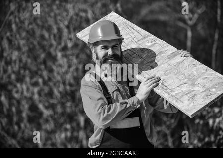 Holzwerkstoff. Faserplatten, die im Wohn- und Geschäftsbau verwendet werden. Gerüste einrichten. Provisorische Ausrüstung oder Strukturen montieren Stockfoto