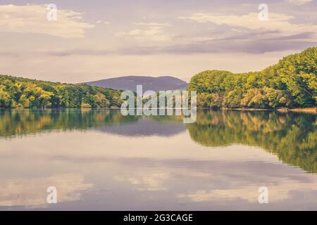 Ruhige Teichoberfläche in magischer Morgenzeit Stockfoto