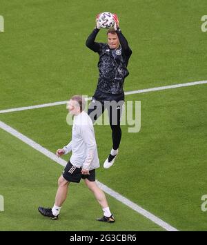 firo: 15.06.2021, Fuvuball, Fußball: EURO 2021, EM 2020, EURO 2020, Europameisterschaft 2020, Gruppenphase, Gruppe F, FRA, Frankreich - GER, Deutschland goalwart Manuel NEUER, GER beim Aufwärmen mit Torwart-Trainer Andreas KvñPKE Stockfoto