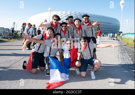 Bayern, München, Deutschland, 15. Juni 2021, Französische Fans nehmen am 15. Juni 2021 in Bayern, München, Deutschland, am UEFA Euro 2020 Championship Group F-Spiel zwischen Frankreich und Deutschland in der Allianz Arena Teil. Foto von David Niviere/ABACAPRESS.COM Stockfoto