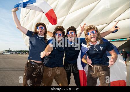 Bayern, München, Deutschland, 15. Juni 2021, Französische Supporters nehmen am 15. Juni 2021 in Bayern, München, Deutschland, am UEFA Euro 2020 Championship Group F-Spiel zwischen Frankreich und Deutschland in der Allianz Arena Teil. Foto von David Niviere/ABACAPRESS.COM Stockfoto