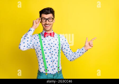 Foto von jungen aufgeregt Mann glücklich positive Lächeln zeigen Finger leeren Raum Anzeige promo wählen isoliert über gelbe Farbe Hintergrund Stockfoto