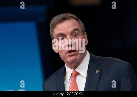 Der Senator der Vereinigten Staaten, Mark Warner (Demokrat von Virginia), spricht während der Ankündigung der Auszahlung von knapp 1,25Milliarden Euro für die Finanzinstitute der Gemeinschaft (CDFIs) über das Rapid Recovery-Programm im Eisenhower Executive Office Building in Washington, DC, 15. Juni 2021. Bild: Chris Kleponis/Pool/Sipa USA Bild: SIPA USA/Alamy Live News Stockfoto