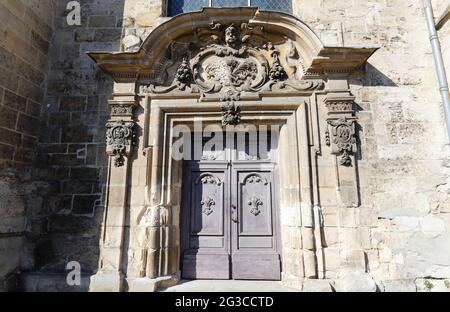 Die Türen des Hotel Dieu Saint-Nicolas . Es ist ein mittelalterliches Krankenhaus, das von Philippe Auguste gegründet und von Saint-Louis, Compiegne, Frankreich, wieder aufgebaut wurde. Stockfoto