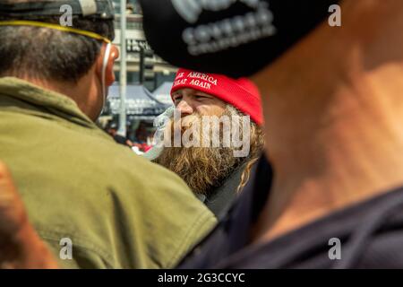 Ein Anhänger von Donald Trump trägt eine „Make America Great Again“-Mütze an einem Huntington Beach, CA, und protestiert damit gegen Trumps Wahlverlust im Jahr 2020. Stockfoto