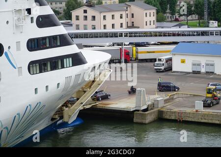 Die Autofähre dockte im Hafen Tallin, Estland an der Ostsee an. Ro-Ro-Schiff in einem Seehafen aus der Nähe. Die Autos verlassen das Schiff auf einer Autorampe. Stockfoto