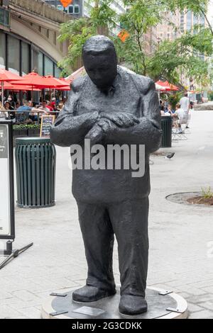 Das Pershing Square Plaza zeigt eine Jim-Rennert-Skulptur vor dem Grand Central Terminal, New York City, USA Stockfoto