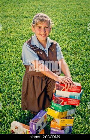 Lächelnd junges Mädchen verkaufen Girl Scout Cookies, USA Stockfoto