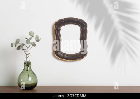 Leerer Rahmenhintergrund nachahmen. Leerer dekorativer Rahmen für ein Foto oder Gemälde in einem hellen skandinavischen minimalistischen Interieur an einer weißen, sauberen Wand. Hochwertige Fotos Stockfoto