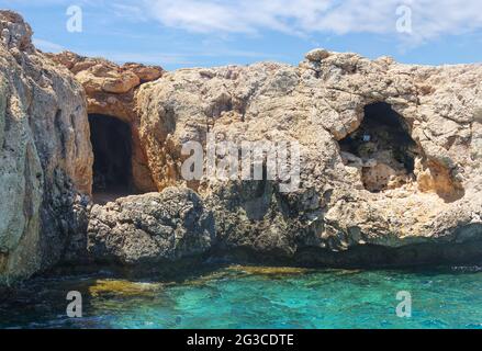 Piratenhöhlen, makelloses Wasser, türkisfarbenes Meer und Felsen in der Nähe von Protaras. Zypern. Stockfoto