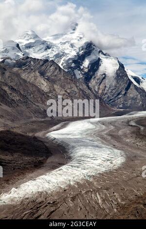 Blick auf den Darang Durung, den Drang-Drung Gletscher oder den Durung Drung Gletscher, einen Berggletscher in der Nähe des Pensi La Gebirgspass an der Kargil - Zanskar Road Stockfoto