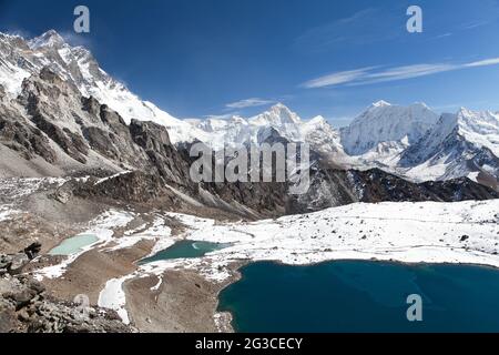 Panoramablick auf den Mount Makalu über dem See in der Nähe von Kongma La Pass, drei Pässe Trek, Weg zum Everest Basislager, Khumbu Tal, Sagarmatha Nationalpark, N Stockfoto