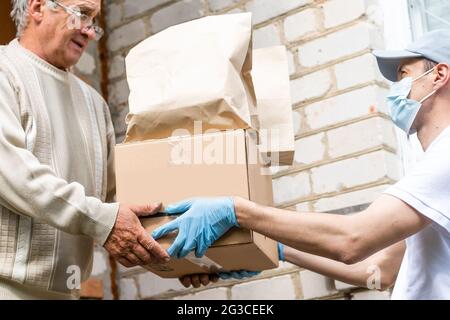 Hilfe Beim Einkauf Von Lebensmitteln Für Ältere Ältere, Vor Der Tür Stehende Mitarbeiter. Stockfoto