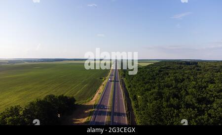 Luftaufnahme. Kläranlage. Vertikales Schwenken. Drohne fliegt vorwärts. Kläranlage. 4K Stockfoto