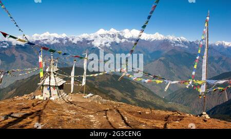 Panoramablick von Langtang nach Ganesh Himal mit Stupa und Gebetsfahnen - Nepal Stockfoto