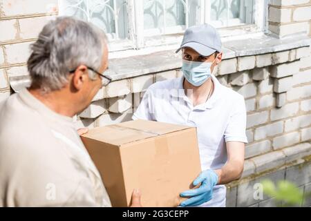 Hilfe Beim Einkauf Von Lebensmitteln Für Ältere Ältere, Vor Der Tür Stehende Mitarbeiter. Stockfoto