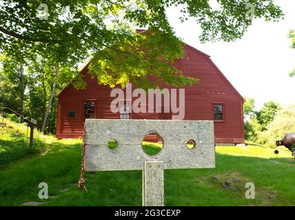 Ein Lager befindet sich vor dem Old York Gefängnis - 1720 - einem der ältesten Gefängnisgebäude in den USA - York Village, Maine, USA. Eine historische Stätte. Stockfoto