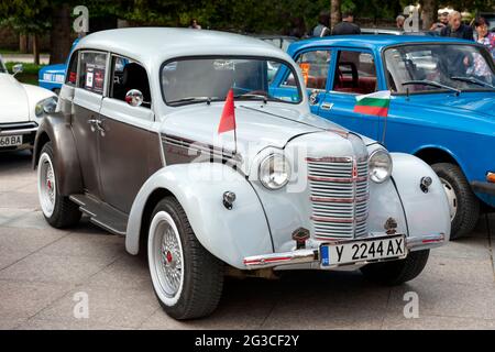 1951 MOSKVITCH 400-420 Limousine in gutem Zustand während der jährlichen Fahrt mit den Autos des Sozialismus in Bulgarien. Ungewöhnliches sowjetisches Fahrzeug auf Basis des Opel Kadett Stockfoto