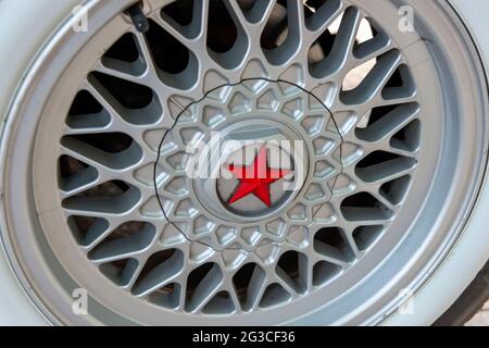 Roter Stern mit Zierdetail auf einer 1951 MOSKVITCH 400-420 Limousine. Stockfoto