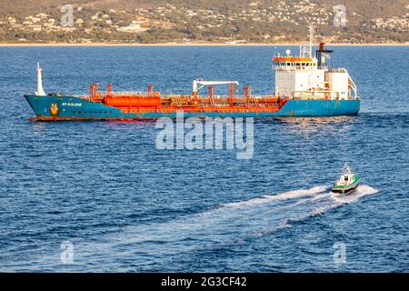 Frachtschiff wartet in der Bucht von Ajacio. Pilotboot bei Annäherung. Korsika, Frankreich Stockfoto