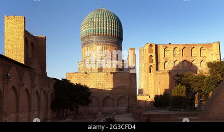 Abendansicht der Bibi-Khanym Moschee - Registan - Samarkand - Usbekistan Stockfoto