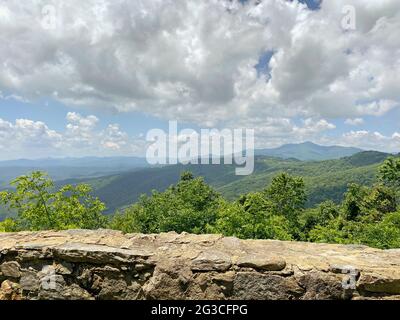 Blick auf Berge, Bäume und Wolken, von einem künstlichen Steinvorsprung aus gesehen Stockfoto