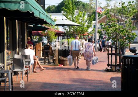 Downtown Street Scene - Ogunquit, Maine an einem späten Frühlingsnachmittag, USA Stockfoto