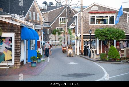 Der Abend setzt sich über die Geschäfte in Perkins Cove, Ogunquit, Maine, USA, ab. Stockfoto