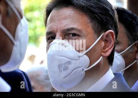 Napoli, Italien. Juni 2021. Der ehemalige Premierminister Giuseppe Conte mit einer Anti-Ansteckungsmaske besuchte die Stadt Neapel für eine Pressekonferenz mit dem Kandidaten für den Bürgermeister von Neapel Gaetano Manfredi. Neapel, Italien, 15. Juni 2021. (Foto von Vincenzo Izzo/Sipa USA) Quelle: SIPA USA/Alamy Live News Stockfoto