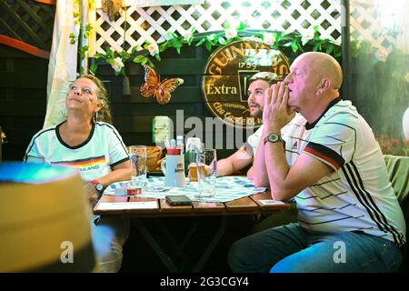 München, Deutschland. Juni 2021. Fußball: Europameisterschaft, Frankreich - Deutschland, Vorrunde, Gruppe F, 1. Spieltag: Gäste des Kilians Irish Pub sehen das Spiel auf einem Monitor. Quelle: Tobias Hase/dpa/Alamy Live News Stockfoto