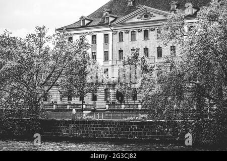 Zürich, Schweiz Blick auf historische Altstadtgebäude in der Nähe des Hauptbahnhofs Zürich HB, Hauptbahnhof, Schweizer Architektur und Reisen Stockfoto