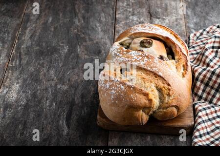 Weißbrot mit Olive auf Holztisch Stockfoto