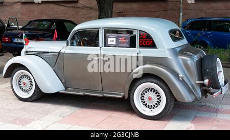 1951 MOSKVITCH 400-420 Limousine in gutem Zustand während der jährlichen Fahrt mit den Autos des Sozialismus in Bulgarien. Ungewöhnliches sowjetisches Fahrzeug auf Basis des Opel Kadett Stockfoto