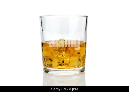 Glas Whiskey oder Whisky oder american Kentucky Bourbon mit Eiswürfeln mit Spiegelung auf dem Plan. Isoliert auf Weiß Stockfoto