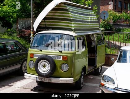 VW VW-Wohnmobil aus den 1970er Jahren mit Pop-Top-Dach auf dem Display während der jährlichen Retro-Autos Parade in Bulgarien Stockfoto