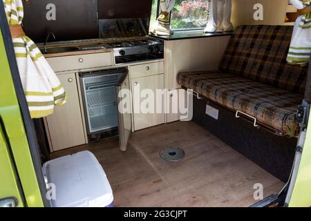 Klassisches VW Volkswagen Wohnmobil Interieur mit einem Thetford Twin-Brenner-Kochfeld und Grill, Mini-Kühlschrank und eine Couch Stockfoto