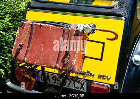 Vintage Koffer als Gepäck auf der Rückseite von gelb und schwarz 1982 Citroën 2CV während der jährlichen Retro Auto Parade in Bulgarien ab Mai 2021 Stockfoto