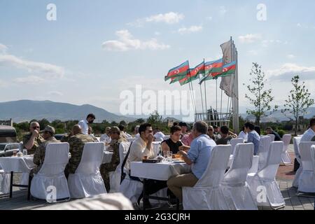 Agdam, Bergkarabach, Aserbaidschan. Juni 2021. Essen im Freien während der Veranstaltung.DIE aserbaidschanische Regierung veranstaltete EINE Tour durch das neu gewonnene aserbaidschanische Gebiet Agdam. Dies ist die zweite internationale Delegation, die die Region besucht und eine Präsentation über die Pläne der aserbaidschanischen Regierung zum Wiederaufbau und zur Wiederbesielung des Gebiets besucht. An der Veranstaltung nahmen internationale Presse, Politiker, Diplomaten und Militärangehörige aus verschiedenen Ländern Teil. Quelle: Edward Crawford/SOPA Images/ZUMA Wire/Alamy Live News Stockfoto