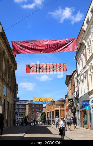 Banner für soziale Gerechtigkeit, Nachhaltigkeit, Umwelt usw. auf der High Street in Coventry, UK City of Culture 2021, in Warwickshire, Großbritannien Stockfoto